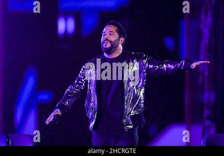 Berlin, Deutschland. 31st Dez 2021. Adel Tawil tritt bei der ZDF-Silvesterparty am Brandenburger Tor auf. Quelle: Christophe Gateau/dpa/Alamy Live News Stockfoto