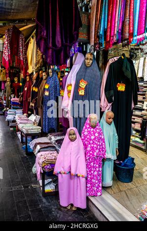 Ein farbenfrohes Damenbekleidungsgeschäft in der Innenstadt von Amman, Amman, Jordanien. Stockfoto