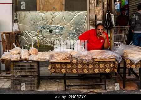 Ein Mann, der Brot im Souk, Amman, Jordanien verkauft. Stockfoto