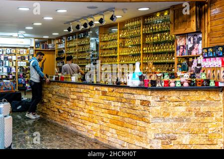 Ein Mann kauft Parfüm in Einem Parfüm-/Parfümerie-Laden, Amman, Jordanien. Stockfoto