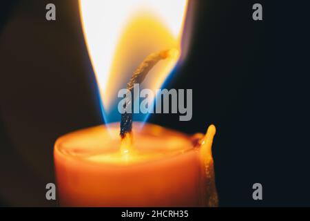 Kerze Flamme in der Nähe auf einem schwarzen Hintergrund Stockfoto