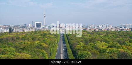 Berlin-Panorama. Draufsicht auf den Fernsehturm, Berlin Kathedrale, Brandenburger Tor und Reichstag. Blick von der Siegessäule Stockfoto