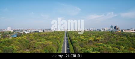 Luftaufnahme des Berliner Skyline Panoramas mit großem Tiergarten öffentlich park an einem sonnigen Tag mit blauem Himmel und Wolken Im Sommer von Berlin Victory aus gesehen Stockfoto