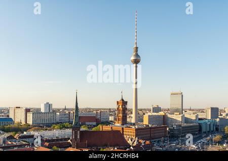 Luftaufnahme der Berliner Skyline mit berühmtem Fernsehturm in schönem Abendlicht bei Sonnenuntergang, Deutschland Stockfoto