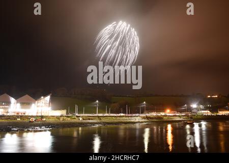 Bantry, West Cork, Irland. 31st Dez 2021. Die Einwohner von Bantry sahen sich an diesem Abend aus Anlass des Jahres 2021 ein Feuerwerk an. Das Feuerwerk wurde vom Tourismusbüro Bantry organisiert. Kredit: Karlis Dzjamko/Alamy Live Nachrichten. Stockfoto