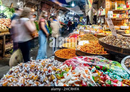 Bunte Süßigkeiten und Snacks im Souk, Downtown Amman, Amman, Jordanien. Stockfoto