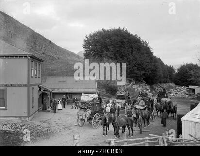 Stagecoach und Passagiere im Glacier Hotel, Bealey, Neuseeland. Bild ca. 1890.. Stockfoto