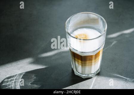 Latte Macchiato Kaffee in einem Glas in einem Restaurant Stockfoto