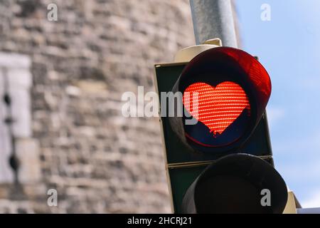 Ampel mit roter Herzform Stockfoto