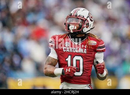 30. Dezember 2021: South Carolina Gamecocks defensive back R.J. Roderick (10) feiert ein Spiel während des Duke's Mayo Classic 2021 im Bank of America Stadium in Charlotte, North Carolina. Rusty Jones/Cal Sport Media Stockfoto