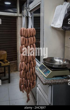 Wurst in der Metzgerei aufgehängt Stockfoto