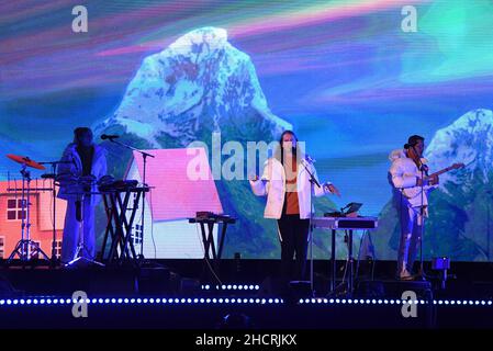 Berlin, Deutschland. 31st Dez 2021. Dadi Freyr spielt auf der ZDF-Silvesterparty am Brandenburger Tor. Quelle: Christophe Gateau/dpa/Alamy Live News Stockfoto