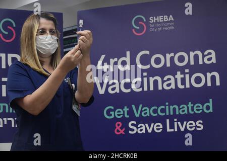 Ramat Gan, Israel. 31st Dez 2021. (211231) -- RAMAT GAN (ISRAEL), 31. Dezember 2021 (Xinhua) -- Ein Arzt bereitet am 31. Dezember 2021 eine Dosis des COVID-19-Impfstoffs im Sheba Medical Center in Ramat Gan, Zentralisraelien, vor. Das israelische Gesundheitsministerium erklärte am Freitag, es habe die Verabreichung des vierten Impfstoffimpfstoffs gegen COVID-19 für Bewohner von Pflegeheimen und Mitarbeiter genehmigt. (Tomer Neuberg/JINI via Xinhua) Quelle: Xinhua/Alamy Live News Stockfoto