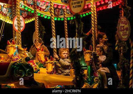 London, Großbritannien. 31st Dez 2021. Nicht jeder genießt die fröhliche Runde - Silvester Illuminationen auf dem Fluss in London. Kredit: Guy Bell/Alamy Live Nachrichten Stockfoto