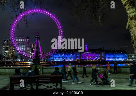 London, Großbritannien. 31st Dez 2021. Das Rad und die County Hall sind beleuchtet, da dieses Jahr ein npo-Feuerwerk stattfinden wird - Silvester-Beleuchtung am Fluss in London. Kredit: Guy Bell/Alamy Live Nachrichten Stockfoto