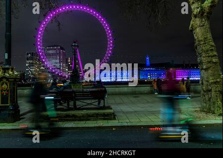 London, Großbritannien. 31st Dez 2021. Das Rad und die County Hall sind beleuchtet, da dieses Jahr ein npo-Feuerwerk stattfinden wird - Silvester-Beleuchtung am Fluss in London. Kredit: Guy Bell/Alamy Live Nachrichten Stockfoto