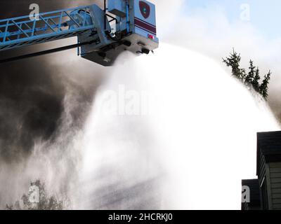 Feuerschnorchel, der Wasser von oben auf Feuer sprüht Stockfoto