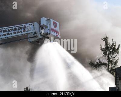 Feuerschnorchel, der Wasser von oben auf Feuer sprüht Stockfoto