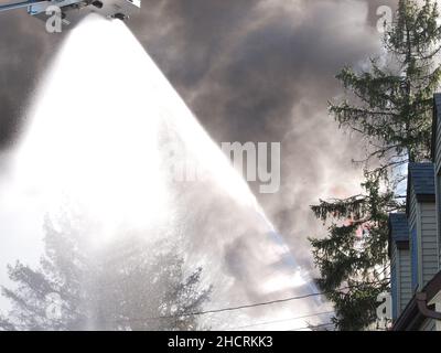 Feuerschnorchel, der Wasser von oben auf Feuer sprüht Stockfoto