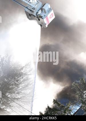 Feuerschnorchel, der Wasser von oben auf Feuer sprüht Stockfoto