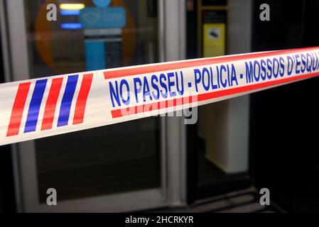 Vendrell, Spanien. 31st Dez 2021. Polizeistreifen verkleben den Eingang des Büros der CaixaBank, von dem aus ein Raub geschah.Ein Mann mit einem Messer führt einen Raub in einem Büro der Bank CaixaBank in El Vendrell (Tarragona, Spanien) durch, auf der Flucht mit einer Sammlung, die noch von den Verantwortlichen der Bank festgelegt werden muss. Die katalanische Polizei untersucht den Ort des Raubes und sucht nach Fingerabdrücken des Räubers. Kredit: SOPA Images Limited/Alamy Live Nachrichten Stockfoto