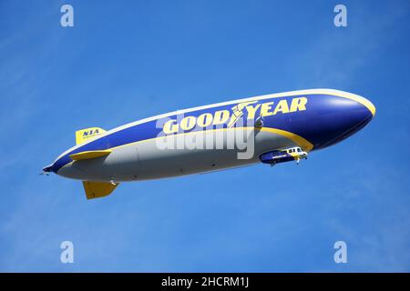 Der Goodyear Blimp Wingfoot One (N1A) wird am Freitag, den 31. Dezember 2021, in Pasadena gesehen. Kalif. Stockfoto