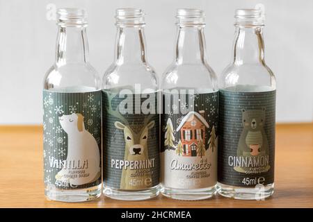 Miniaturflaschen mit aromatisiertem Kaffeesirup Stockfoto