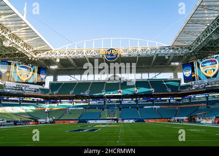 Florida, USA. 31st Dez 2021. Eine allgemeine Ansicht des Feldes vor dem Capital One Orange Bowl NCAA College Football Playoff-Spiel zwischen Georgia und Michigan am Freitag, 31. Dezember 2021 im Hard Rock Stadium in Miami Gardens, FL. Jacob Kupferman/CSM Credit: CAL Sport Media/Alamy Live News Stockfoto