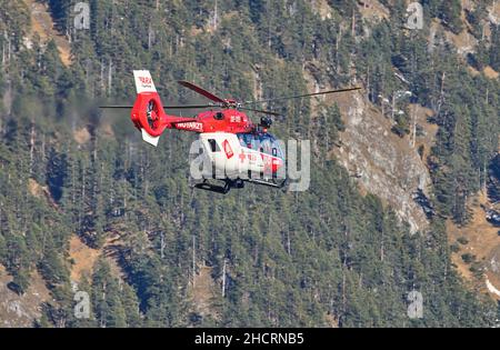 Garmisch Partenkirchen, Deutschland. 31st Dez 2021. Rettungshubschrauber des Roten Kreuzes im Flug am 70. Vierschanzentournee Skisprung auf der Olympiaschanze Garmisch-Partenkirchen, Bayern, Deutschland, 31. Dezember 2021. © Peter Schatz / Alamy Live News Credit: Peter Schatz/Alamy Live News Stockfoto