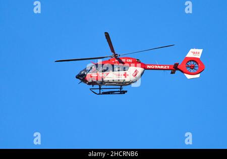 Garmisch Partenkirchen, Deutschland. 31st Dez 2021. Rettungshubschrauber des Roten Kreuzes im Flug am 70. Vierschanzentournee Skisprung auf der Olympiaschanze Garmisch-Partenkirchen, Bayern, Deutschland, 31. Dezember 2021. © Peter Schatz / Alamy Live News Credit: Peter Schatz/Alamy Live News Stockfoto