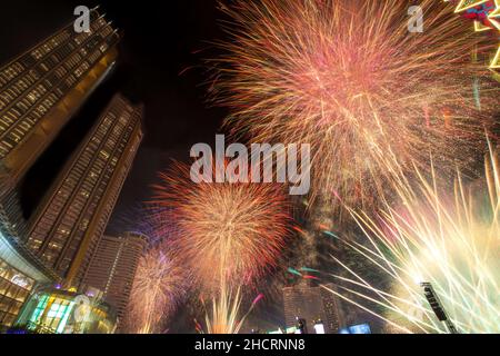 Bangkok, Thailand. 1st Januar 2022. Am 1. Januar 2022 wird in Bangkok, Thailand, ein Feuerwerk zur Feier des neuen Jahres gezeigt. Quelle: Wang Teng/Xinhua/Alamy Live News Stockfoto