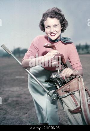 Um 1957, Hollywood, Kalifornien, USA: Die amerikanische Schauspielerin und Komikerin BETTY WHITE lächelt mit einer Reihe von Golfclubs. (Bild: © Globe Photos/ZUMA Press Wire) Stockfoto