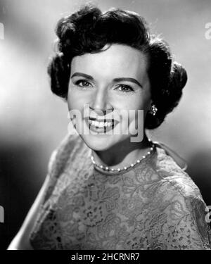 Um 1957, Hollywood, Kalifornien, USA: Amerikanische Schauspielerin und Komikerin BETTY WHITE mit Blumenkleid und Perlenkette. (Bild: © Globe Photos/ZUMA Press Wire) Stockfoto