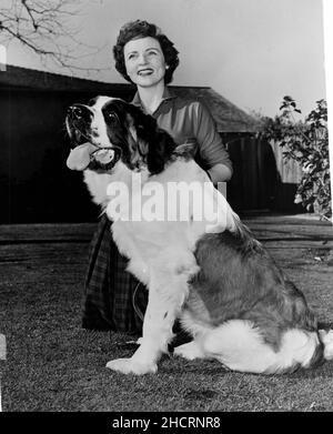 Um 1957, Hollywood, Kalifornien, USA: Amerikanische Schauspielerin und Komikerin BETTY WEISS draußen mit einem riesigen St. Bernard Hund. (Bild: © Globe Photos via ZUMA Press Wire) Stockfoto