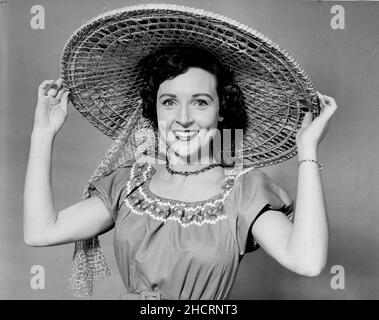 Um 1957, Hollywood, Kalifornien, USA: Die amerikanische Schauspielerin und Komikerin BETTY WHITE trägt ein Kleid mit Blumenmuster und hatte ein Kleid. (Bild: © Globe Photos/ZUMA Press Wire) Stockfoto