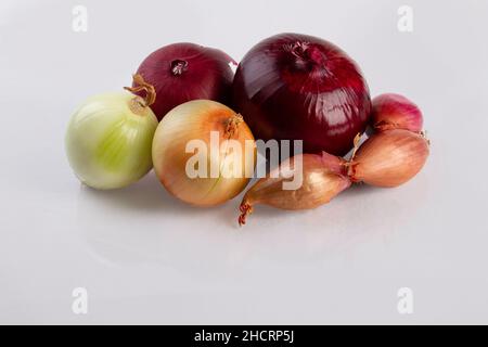 Drei verschiedene Arten von Zwiebeln auf weißem Hintergrund. Stockfoto