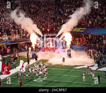 Arlington, Texas, USA. 31st Dez 2021. Alabama, der das Feld betrett. (Bild: © Hoss McBain/ZUMA Press Wire) Bild: ZUMA Press, Inc./Alamy Live News Stockfoto