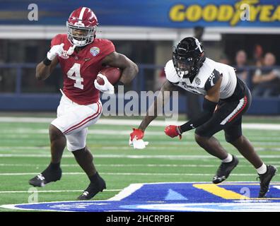 Arlington, USA. 31st Dez 2021. Alabama-Runningback Brian Robinson läuft am Samstag, den 31. Dezember 2021, im AT&T Stadium in Arlington, Texas, gegen Cincinnati beim Cotton Bowl Classic 2021, einem der Halbfinalspiele des College Football Playoff. Foto von Ian Halperin/UPI Credit: UPI/Alamy Live News Stockfoto