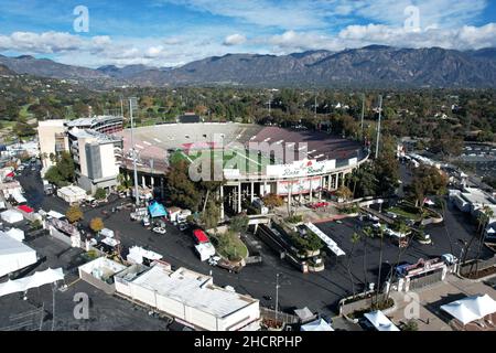 Eine Luftaufnahme des Rose Bowl Stadions und der San Gabriel Mountains Freitag, 31. Dezember 2021, in Pasadena, Kalifornien, vor dem 108th Rose Bowl Spiel dazwischen Stockfoto