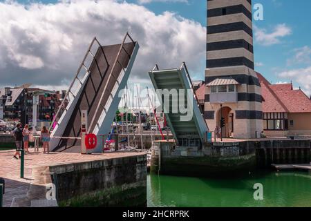 Deauville, Frankreich - 6. August 2021: Fußgängerzugbrücke in der Marina, die Deauville und Trouville in der Normandie verbindet Stockfoto