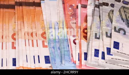 Nahaufnahme zahlreicher übereinander liegender Euro-Banknoten Stockfoto