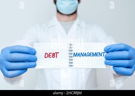 Schild mit der Anzeige „Debt Management“. Internet-Konzept die formelle Vereinbarung zwischen einem Schuldner und einem Gläubiger Wissenschaftler präsentiert neue Forschung, Chemiker Stockfoto