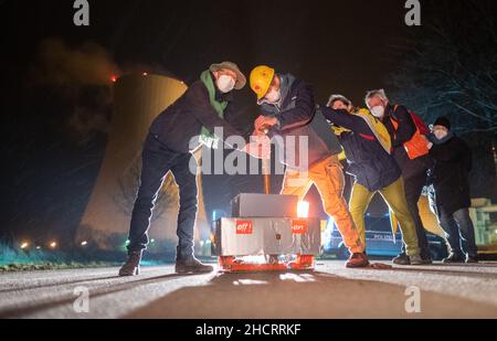 Emmerthal, Deutschland. 31st Dez 2021. Anti-Atomaktivisten feiern die Schließung des Kernkraftwerks Grohnde am Silvesterabend mit einem Nachbau-Hebel. Nach rund 36 Jahren ist das Kernkraftwerk Grohnde im Weserbergland bei Hameln endlich vom Netz genommen. Quelle: Julian Stratenschulte/dpa/Alamy Live News Stockfoto