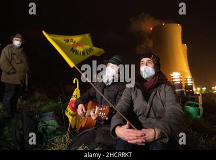 Emmerthal, Deutschland. 31st Dez 2021. Anti-Atomaktivisten feiern die Schließung des Kernkraftwerks Grohnde am Silvesterabend. Nach rund 36 Jahren ist das Kernkraftwerk Grohnde im Weserbergland bei Hameln endlich vom Netz genommen. Quelle: Julian Stratenschulte/dpa/Alamy Live News Stockfoto