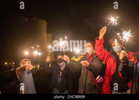 Emmerthal, Deutschland. 01st Januar 2022. Anti-Atomaktivisten feiern die Schließung des Kernkraftwerks Grohnde am Silvesterabend. Nach rund 36 Jahren ist das Kernkraftwerk Grohnde im Weserbergland bei Hameln endlich vom Netz genommen. Quelle: Julian Stratenschulte/dpa/Alamy Live News Stockfoto