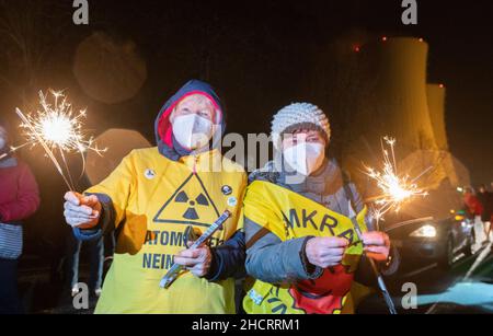 Emmerthal, Deutschland. 01st Januar 2022. Anti-Atomaktivisten feiern die Schließung des Kernkraftwerks Grohnde am Silvesterabend. Nach rund 36 Jahren ist das Kernkraftwerk Grohnde im Weserbergland bei Hameln endlich vom Netz genommen. Quelle: Julian Stratenschulte/dpa/Alamy Live News Stockfoto