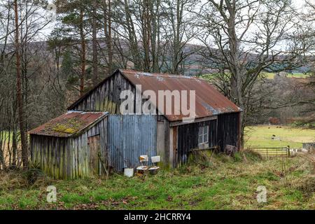 BALLINDALLOCH, MORAY, SCHOTTLAND - 30. DEZEMBER 2021: Dies ist ein sehr altes Holzgebäude, das am 30. Dezember in Ballindalloch, Moray, Schottland, zur Lagerung verwendet wurde Stockfoto