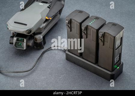 Fort Collins, CO, USA - 20. Dezember 2021: Akkus für Mavic 3, DJI faltbare Drohne mit erhöhter Flugzeit laden. Stockfoto