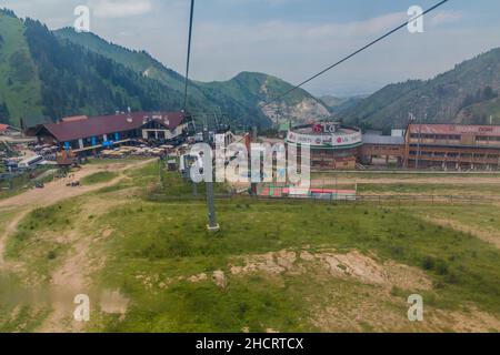 ALMATY, KASACHSTAN - 29. JULI 2018: Blick auf das Skigebiet Shymbulak Chimbulak im Sommer bei Almaty. Stockfoto