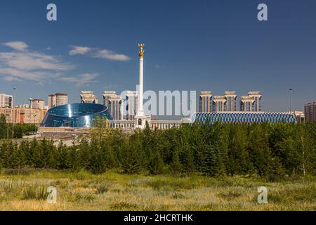 Shabyt Palast der Kreativität, Kasachisches Eli-Denkmal und Palast der Unabhängigkeit auf dem Unabhängigkeitsplatz in Astana jetzt nur-Sultan , Hauptstadt von Kasachstan Stockfoto